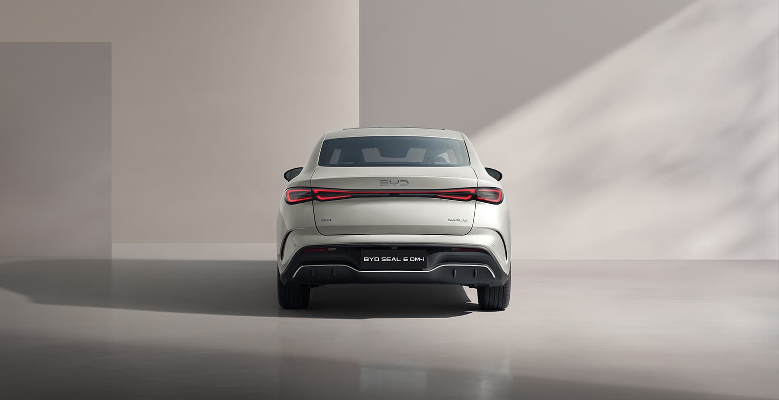 03、SEAL 6 LHD Sandstone Exterior Rear download JPG 5000PX RGB (1)